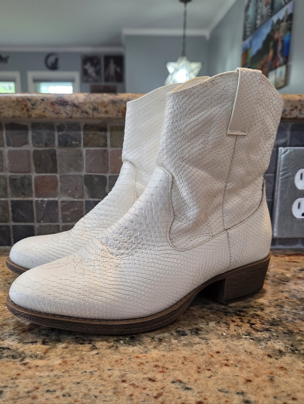 Coconuts By Matisse Women’s Derringer Embroidered White  Western Boots Sz 7 Pr